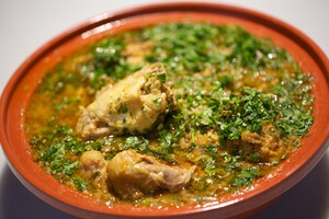 Kip uit de tajine met ras-el-hanoutsaus & eitjes met za’atar uit de tajine