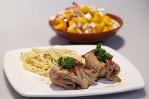 Involtini di vitello con insalata di mango (kalfsschnitzel met mango-salade)