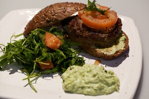 Polpettone con crema di avocado (hamburger met avocadocrème)