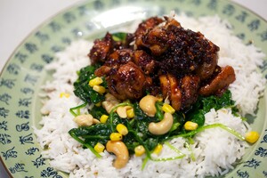 Ayam Betawi (kip in ketjap) met Sajoer Bajem