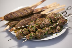Mechaoui op stokjes met komijn-koriandermarinade en köfte met Marokkaanse kruidenpasta