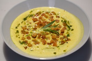 Kerriesoep met Provençaalse croutons en dragonolie