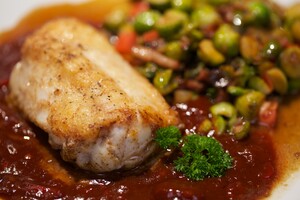 Ikan ritja ritja (vis in tomatensaus) met gefruite spruitjes met spek
