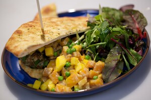 Indiase kipburger met mango-pompoen topping