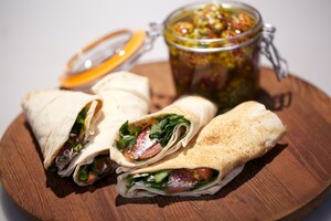Ingemaakte labneballetjes & flatbread met labneballetjes & Arabische koffie