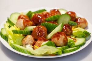 Salade van Chinese garnalenballetjes in tomatensaus