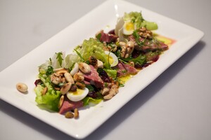 Salade van kalfstong, kwarteleitjes en French dressing