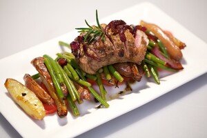 Kalfsvlees in aceto balsamico met aardappel en sperziebonen met tomaat