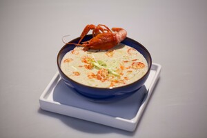 Romige aubergine-knoflooksoep met rivierkreeftstaartjes