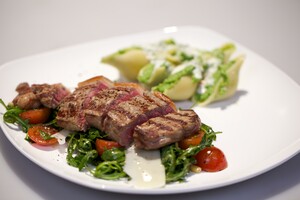 Bistecca ai ferri con conchiglioni al pesto di broccoli (schelpenpasta met broccolipesto en runder entrecote)