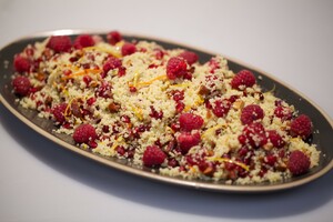 Zomerse couscoussalades: couscous met arganolie en citrusfruit & couscous met frambozen, passievrucht en granaatappel.