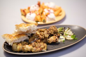 Kipkebab met gegrilde venkel en kruidige olie & gegrilde meloen met rozenpepersiroop en rozenblaadjes