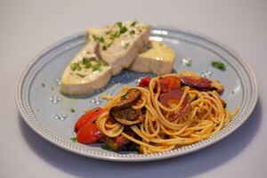Pesce spada in camicia con frutto della passione e spaghetti con verdure grigliate (gepocheerde zwaardvis met passievrucht en spaghetti met gegrilde groente)