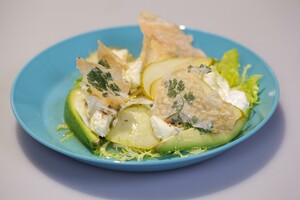 Salade van geitenkaas met peer, sinaasappeldressing en kruidenfilodeeg