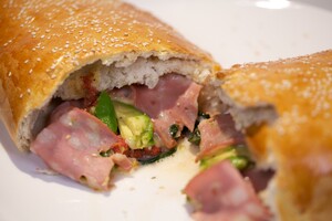 Calzone al forno con avocado (calzone in de oven met avocado)