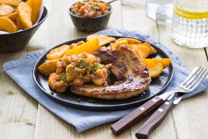 Speklapjes met gebakken aardappeltjes en appelcompote