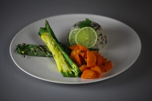 Otak, vis in bananenblad met sinaasappel-gemberworteltjes