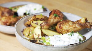 Gemarineerde kipdrumsticks met gepofte aubergine