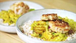 Knapperige kokoskip met currygroenten en zilvervliesrijst