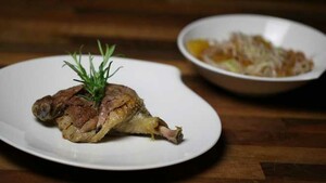 Gekonfijte eendenbout met witte koolsalade
