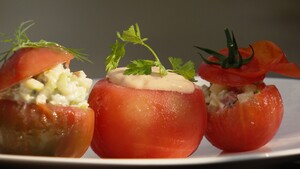 Trio van gevulde tomaten met drie soorten salades