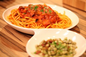 Pasta con acciughe (pasta met ansjovis) & Fave (gestoomde tuinbonen)