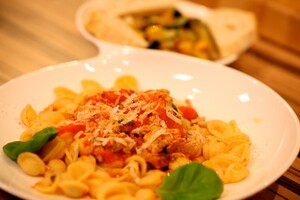 Pasta con Carne di maiale (pasta met varkenshaas) & Verdure all’ agilo (groente met knoflook)