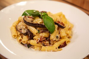 Rigatoni con melanzane e pomodori secchi
