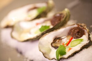 Oosterse oesters met zwarte bonencrème