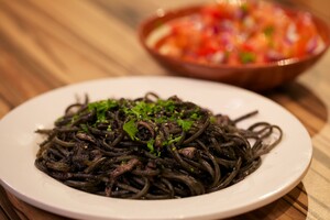 Linguine al nero di seppia (pasta met inktvis) & tomatensalade