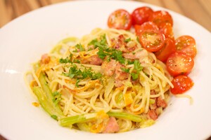 Spaghetti alla carbonara con verdure e insalata pomodorini (spaghetti carbonara met groente en tomatensalade)