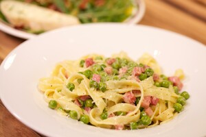 Tagliatelle con panna prosciutto e piselli (pasta met ham en doperwten) & Insalata di rucola & pane con burro