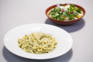 Pasta al pesto di zucchine & insalata con ricotta (casarecce met courgette pesto & salade met ricotta)