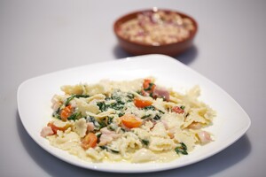 Pasta con spinaci e pancetta con mozzarella (Pasta met spinazie, spek en mozzarella) & Insalata die fagioli e tonno (Salade witte bonen met tonijn)