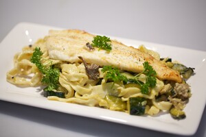 Tagliatelle con funghi e zucchine allo zafferano e sogliola (Tagliatelle met paddenstoelen, courgette, saffraan en scholfilet)