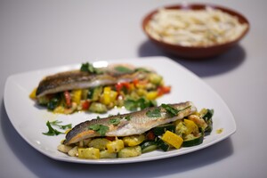 Zeebaars met groente & pastasalade (Branzino con verdure e insalata di penne)