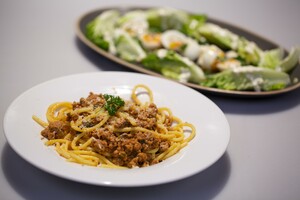 Bucatini all’antica e salsa verde (ouderwetse bucatini met groene salade)