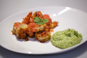 Pittige Indiase gamba’s met avocado raita