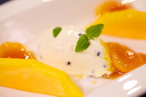 Warme abrikozen met passievrucht-mascarpone