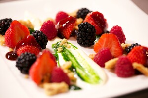 Rood fruit met een bite en basilicumstroop