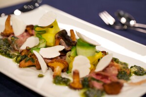 Kalfsentrecôte met tagliatelle van courgette en pistachepesto