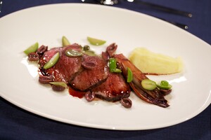 Kruidige rosbief met roodlof en groene olijvensalsa