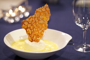 Witte chocolade ijsmousse in ananassoep