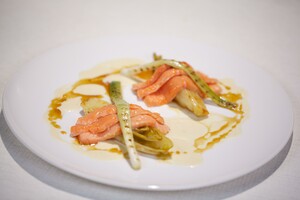 Kort gegaarde zalm met geglaceerde witlof