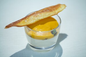 Kruidige karnemelk panna cotta met linzen-saffraancrème