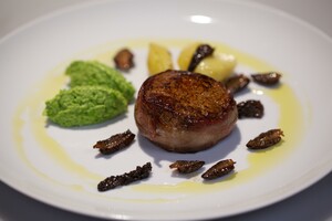 Kalfsoester met doperwten ’hummus’