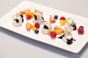 Mini-pavlova met bosbessen en amandelroom