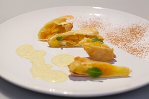 Abrikozen-banaanspringroll met vanille-citroengrassaus