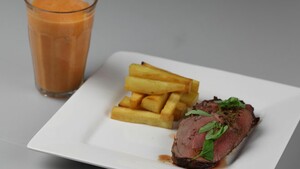Bout van jong wildzwijn, yamfrieten en papaja frappe