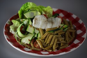 Pasta met kabeljauw en courgette salade